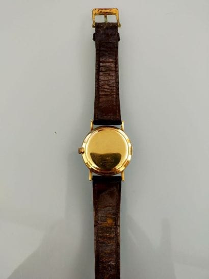 UNIVERSAL
Round men's wristwatch, 18k gold...