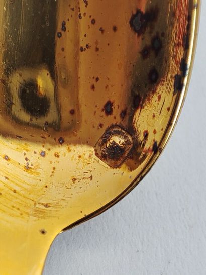 Douze cuillères en vermeil et une pince a...