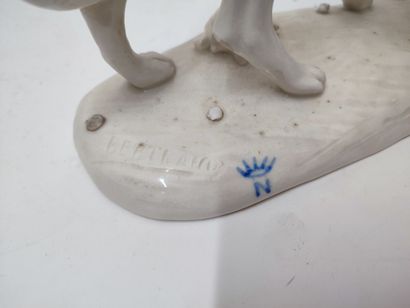 Lot of two ceramic dogs:
- a Capodimonte...