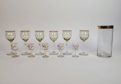 Ensemble de six verres à porto en cristal...