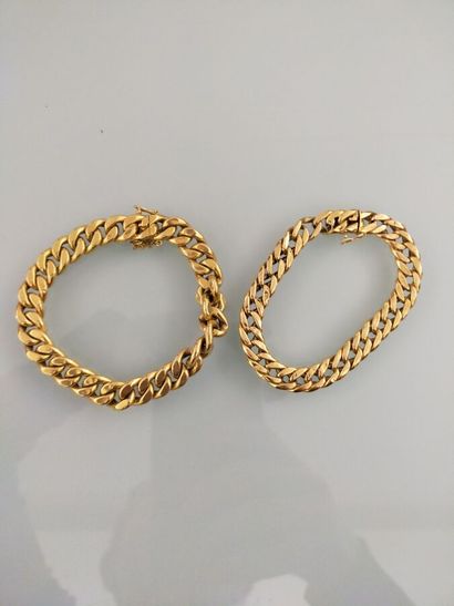Set of two curb chains in 18 K yellow gold
Weight...