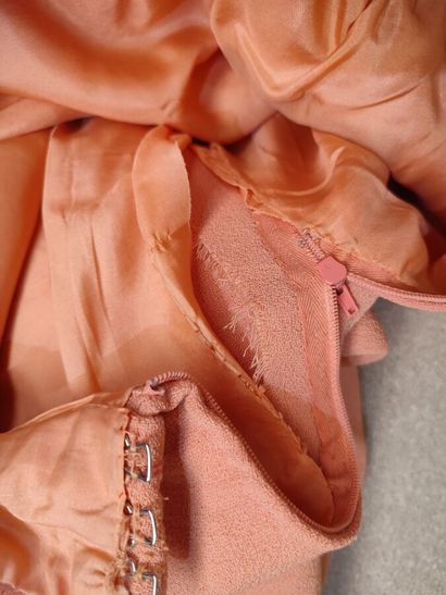 CARVEN
Salmon silk crepe and topstitching...