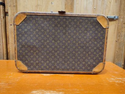 LOUIS VUITTON
Set of two soft suitcases and...