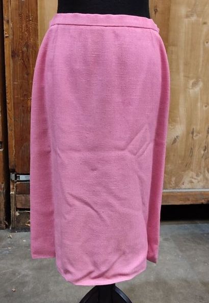 CARVEN
Outfit in pink fabric with snap-fastening...