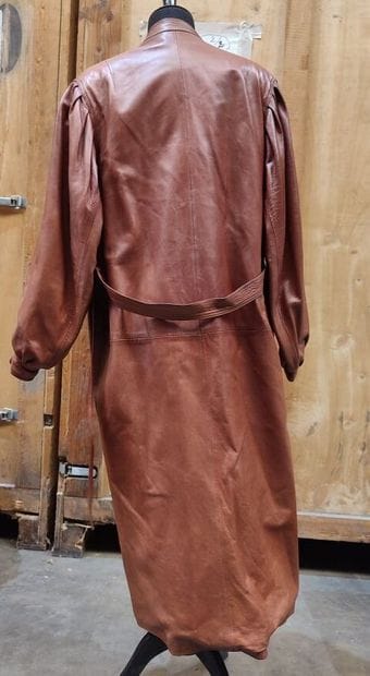 LOEWE
Long belted coat in cognac leather

Size...