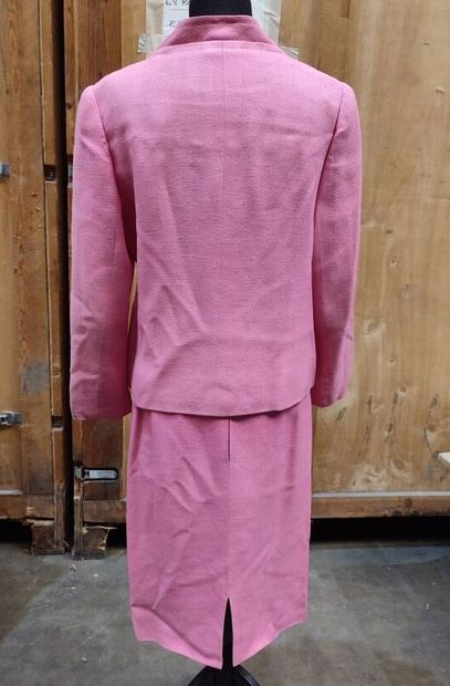 CARVEN
Outfit in pink fabric with snap-fastening...