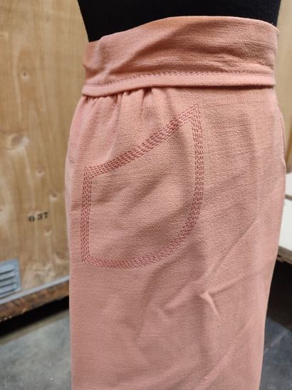 CARVEN
Salmon silk crepe and topstitching...