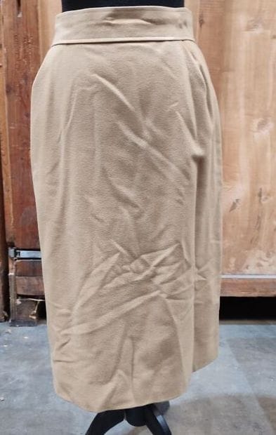CARVEN
Beige ensemble with belted Prince...