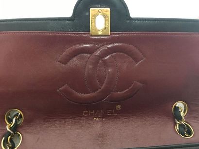 CHANEL 
Black quilted leather bag 
Height...