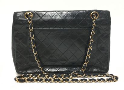 CHANEL 
Black quilted leather bag 
Height...