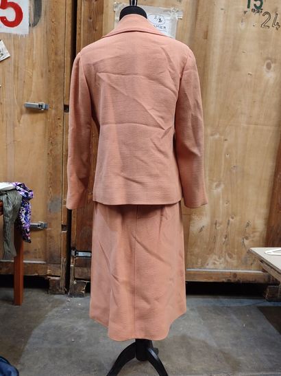CARVEN
Salmon silk crepe and topstitching...