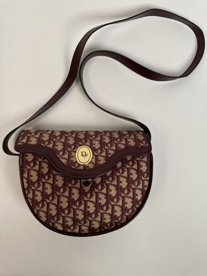 CHRISTIAN DIOR
Shoulder bag in signed canvas...