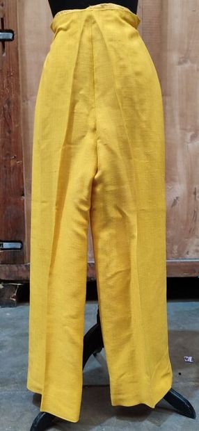 CARVEN
Lot of yellow fabric pants and a fir...