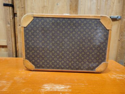LOUIS VUITTON
Set of two soft suitcases and...