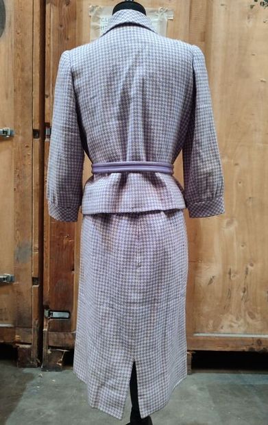 CARVEN
Outfit in white and purple houndstooth...