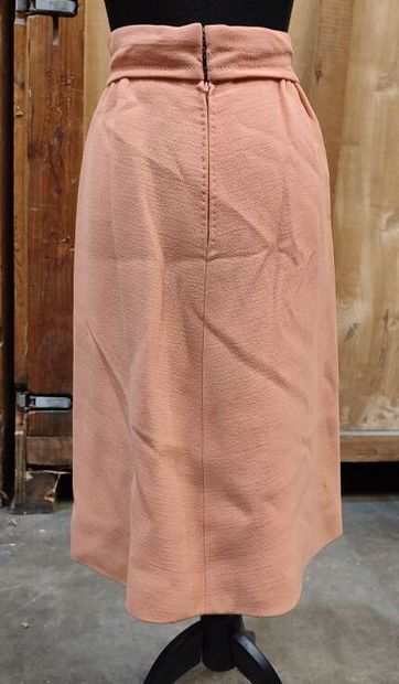 CARVEN
Salmon silk crepe and topstitching...
