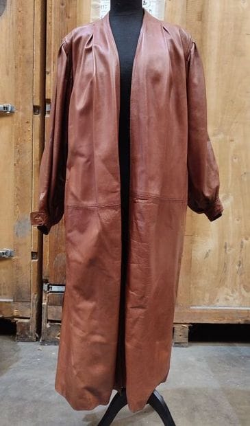 LOEWE
Long belted coat in cognac leather

Size...