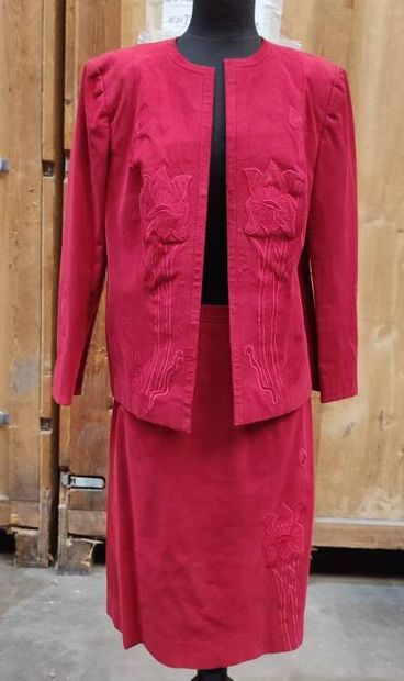 IDEAL TAILORING
Outfit in red skin and embroidered...