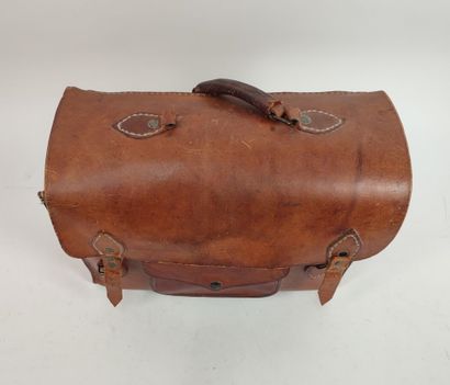 Leather bag with a small pocket on the front...