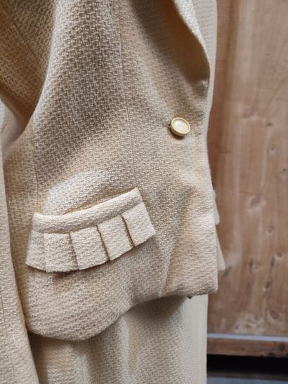 CARVEN
Set in yellow fabric with pleated...