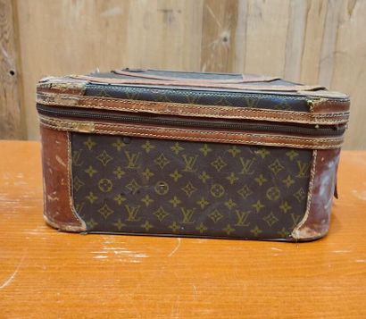 LOUIS VUITTON
Set of two soft suitcases and...