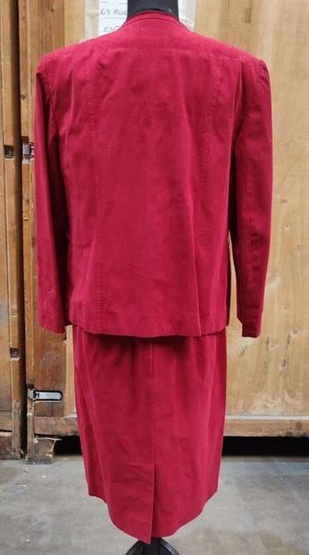 IDEAL TAILORING
Outfit in red skin and embroidered...