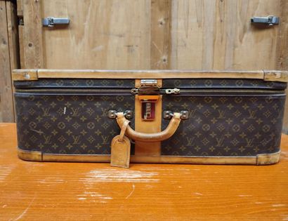 LOUIS VUITTON
Set of two soft suitcases and...