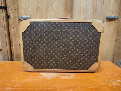 LOUIS VUITTON
Set of two soft suitcases and...