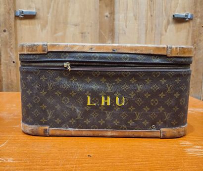 LOUIS VUITTON
Set of two soft suitcases and...