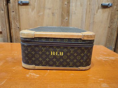 LOUIS VUITTON
Set of two soft suitcases and...
