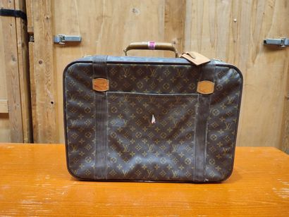 LOUIS VUITTON
Set of two soft suitcases and...