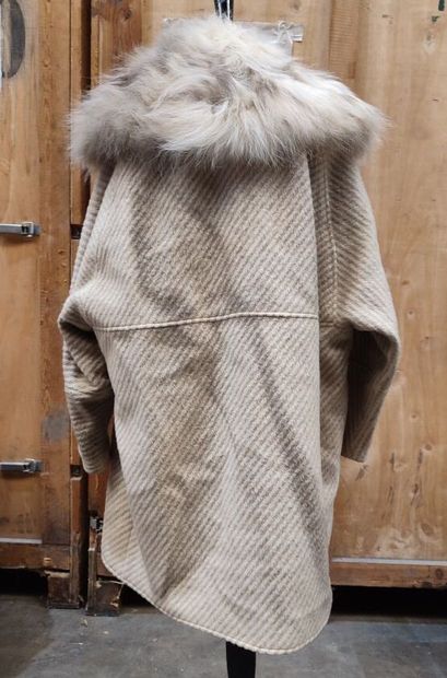 CARVEN
White and cream wool coat and fur...