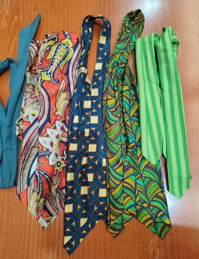 Set of collar scarves and bow ties
Various...