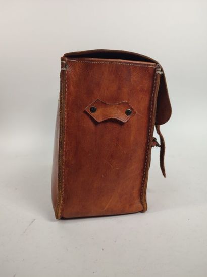 Leather bag with a small pocket on the front...