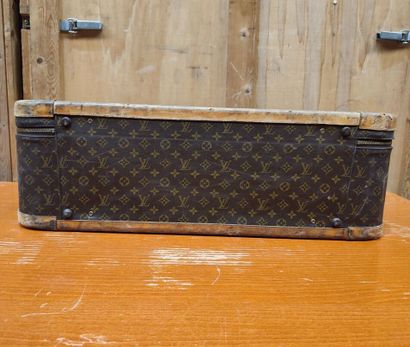 LOUIS VUITTON
Set of two soft suitcases and...