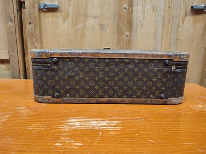 LOUIS VUITTON
Set of two soft suitcases and...