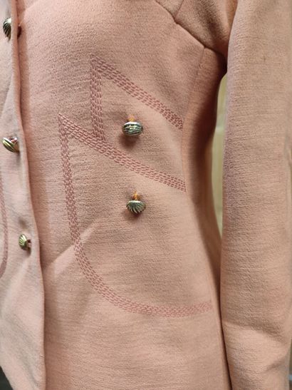 CARVEN
Salmon silk crepe and topstitching...