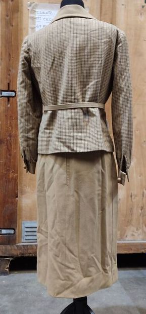 CARVEN
Beige ensemble with belted Prince...
