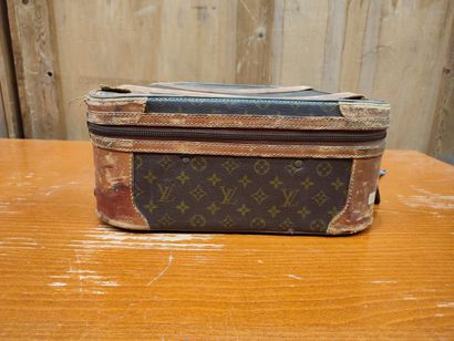 LOUIS VUITTON
Set of two soft suitcases and...