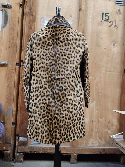 CARVEN FUR
Fur coat with leopard print and...