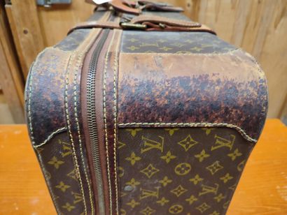LOUIS VUITTON
Set of two soft suitcases and...