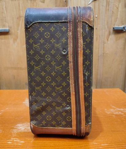 LOUIS VUITTON
Set of two soft suitcases and...