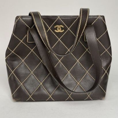 CHANEL
Brown leather bag with beige stitching
(wear...
