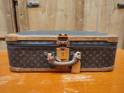 LOUIS VUITTON
Set of two soft suitcases and...