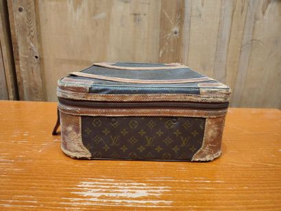 LOUIS VUITTON
Set of two soft suitcases and...