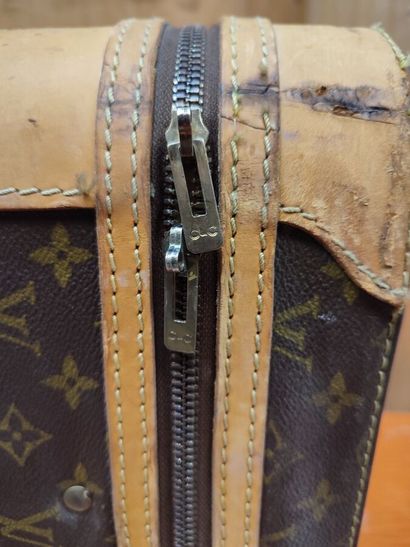 LOUIS VUITTON
Set of two soft suitcases and...