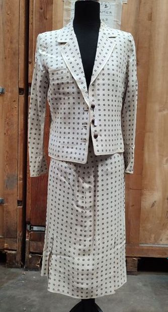CARVEN
Outfit in cream fabric patterned with...