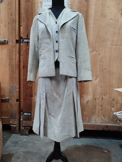CARVEN
Outfit in black-striped white fabric...