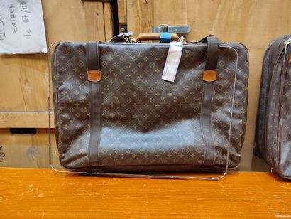 LOUIS VUITTON
Set of two soft suitcases and...