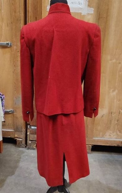 CARVEN
Outfit in red felt with fine black...